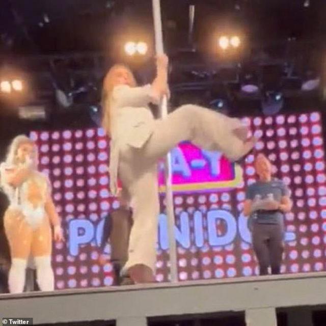 STRİPTİZCİLERLE DİREK DANSI YAPTI SOSYAL MEDYA YIKILDI